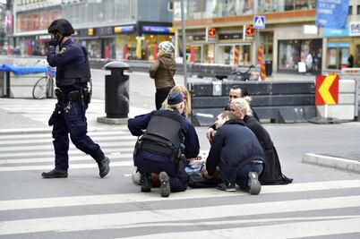 Detienen a hombre por atropellar a multitud en Estocolmo