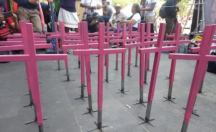 Familiares de víctimas de feminicidio instalan cruces en "antimonumenta" de CDMX