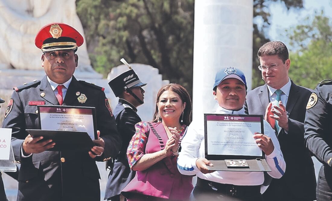 Clara Brugada, jefa de Gobierno, entregó reconocimientos a policías en una ceremonia en el Altar a la Patria, en el Bosque de Chapultepec. Foto Especial