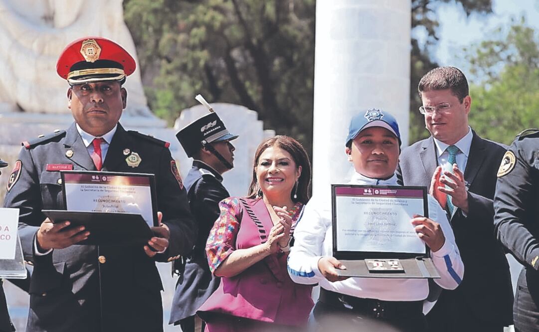 Clara Brugada, jefa de Gobierno, entregó reconocimientos a policías en una ceremonia en el Altar a la Patria, en el Bosque de Chapultepec. Foto Especial