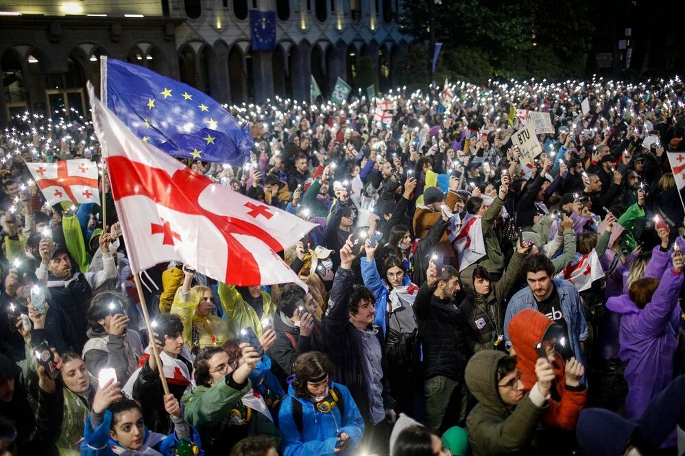 Manifestantes protestan en Tiflis, Georgia, por la ley de agentes extranjeros que aprobó el gobierno. FOTO: EFE