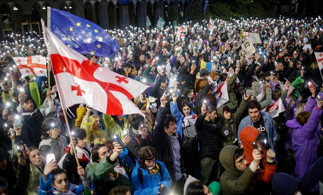 Manifestantes protestan en Tiflis, Georgia, por la ley de agentes extranjeros que aprobó el gobierno. FOTO: EFE