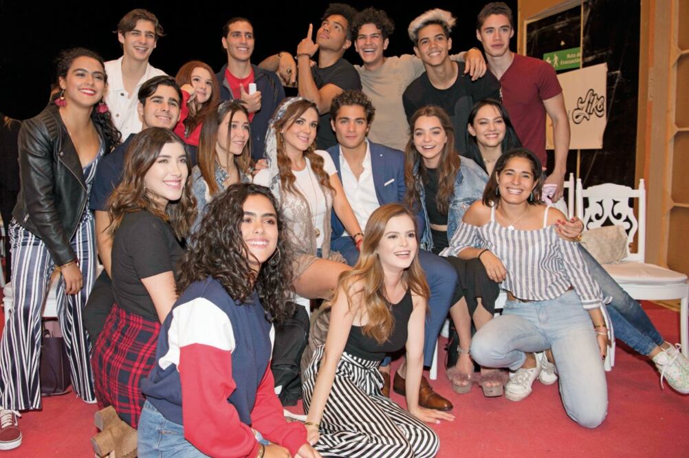 Como en cada telenovela, Pedro Damián organizó con el elenco una ceremonia budista para el inicio de grabaciones (LUIS CORTÉS. EL UNIVERSAL)