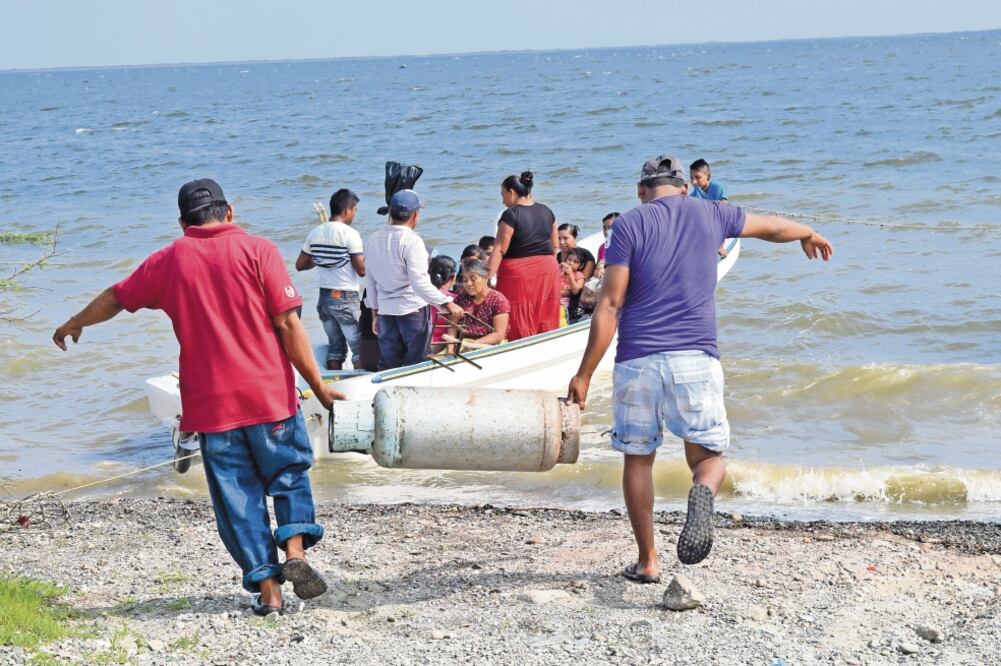 Ante el bloqueo del único camino que tenían para salir de su comunidad —impuesto por sus vecinos de San Mateo del Mar—, pobladores de Santa María del Mar lo hacen en lanchas, lo que a algunos les ha costado la vida. Foto/ ROSELIA CHACA. EL UNIVERSAL