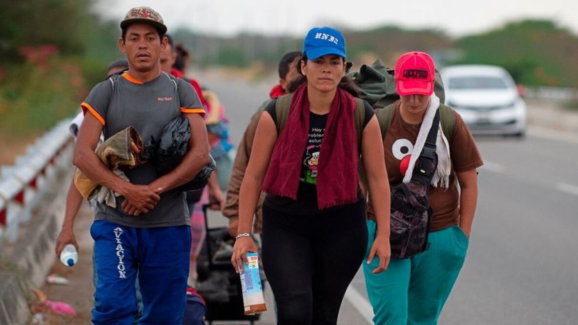 Decenas de miles de venezolanos se han desplazado por vía terrestre hasta países como Ecuador o Perú (Foto: Getty Images)