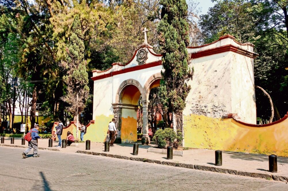 El arco atrial data del siglo XVI y se ubica dentro del Jardín Centenario en el Centro Histórico de Coyoacán, sitio emblemático de la delegación (GERADO SUÁREZ. EL UNIVERSAL)