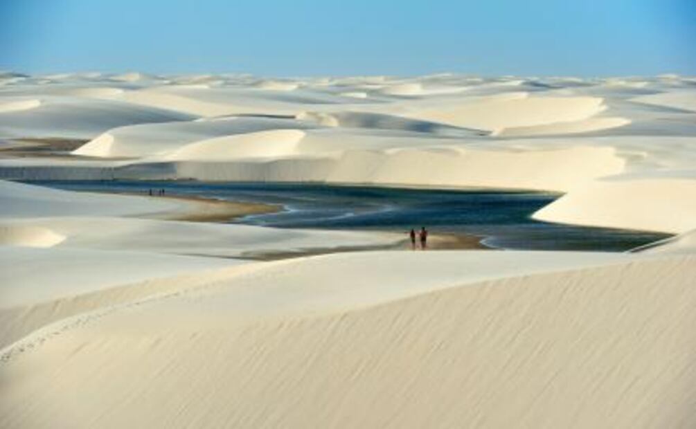Lagunas cristalinas en medio de dunas gigantes
