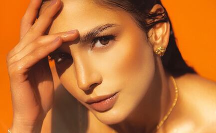 Ary Tenorio la rompe con minifalda abierta hasta la cadera