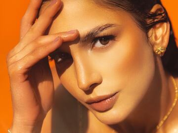 Ary Tenorio la rompe con minifalda abierta hasta la cadera