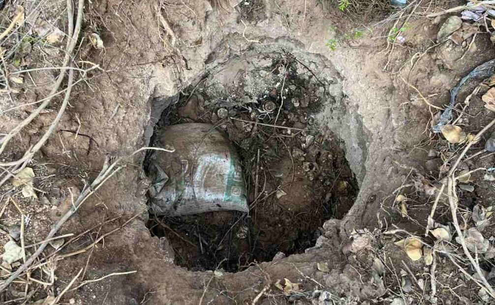 Presuntos Huachicoleros intentan recuperar combustible de un corralón de la Secretaría de Seguridad de Hidalgo. Foto: Especial