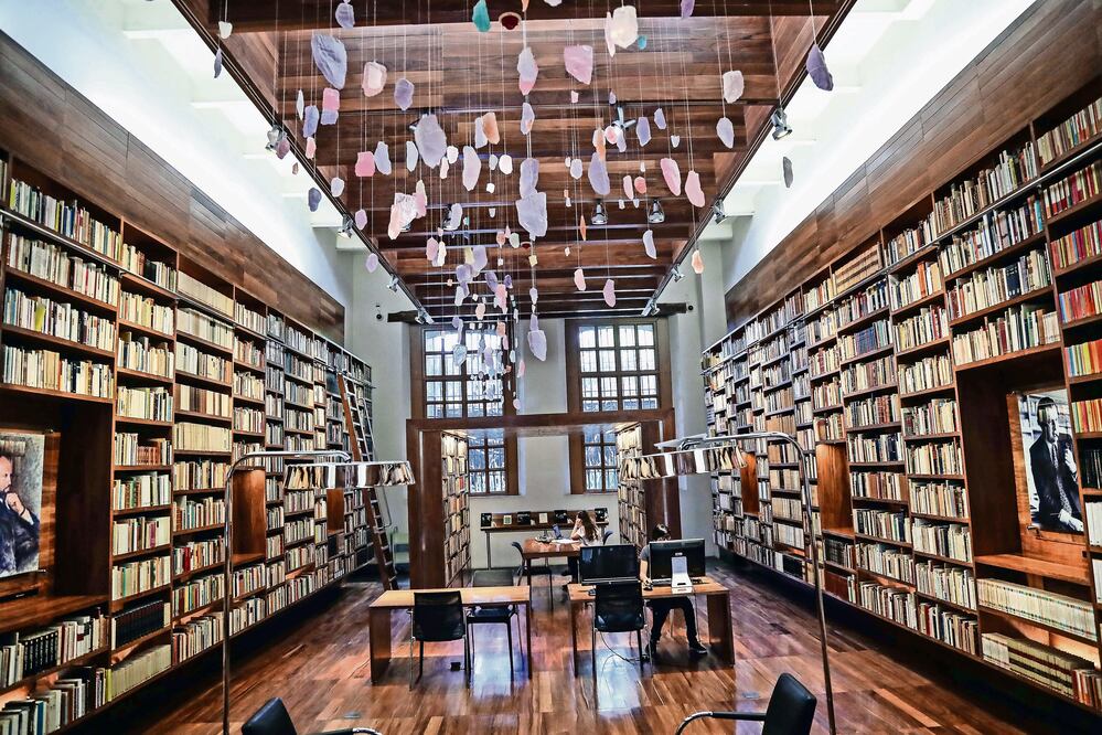 Arriba, aspecto de la Biblioteca Carlos Monsiváis, integrada por 27 mil volúmenes bibliográficos y hemerográficos; abajo, la de Jaime García Terrés, que consta de 19 mil volúmenes y costó 16 millones de pesos (ARCHIVO. EL UNIVERSAL)