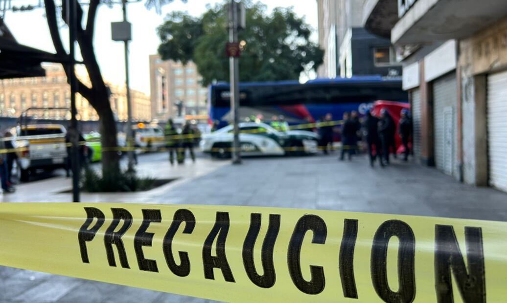 Según informes de la Secretaría de Seguridad Ciudadana (SSC), los oficiales en campo fueron alertados por los operadores del Centro de Comando y Control (C2) Centro sobre un percance vehicular en la zona. Al llegar al sitio, los efectivos encontraron al hombre atropellado, quien se encontraba debajo de las llantas traseras del autobús. Foto: Iván Montaño/EL UNIVERSAL