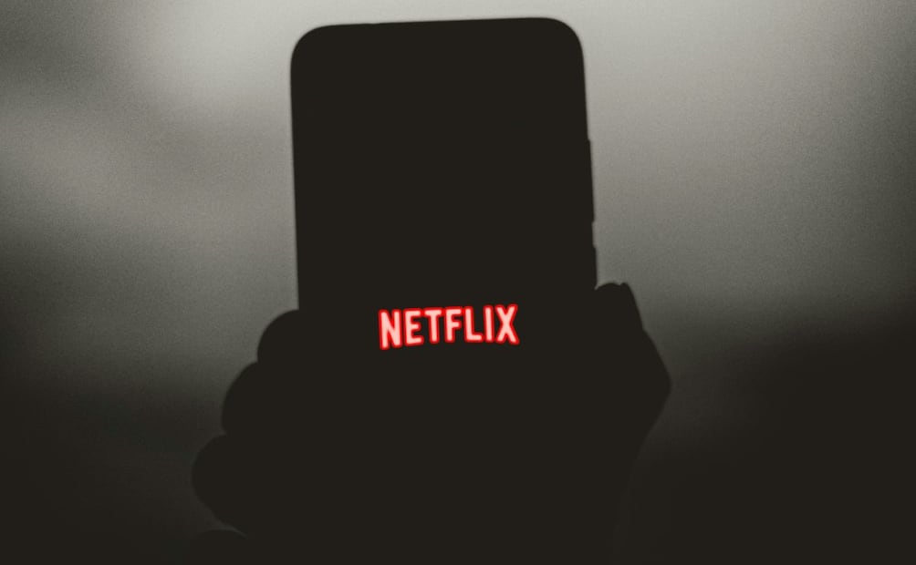 Un plan para disfrutar las vacaciones de Semana Santa es maratonear en Netflix. Foto: Unsplash