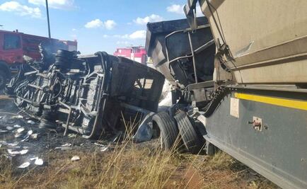 Mueren 20 niños en choque de minibús y camión en Sudáfrica