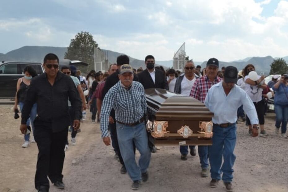 Con globos y pancartas, habitantes de Galeana dan el último adiós a Debanhi
