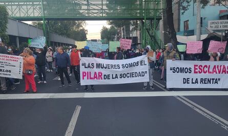 Manifestantes bloquean Calzada de Tlalpan a la altura del Metro San Antonio Abad