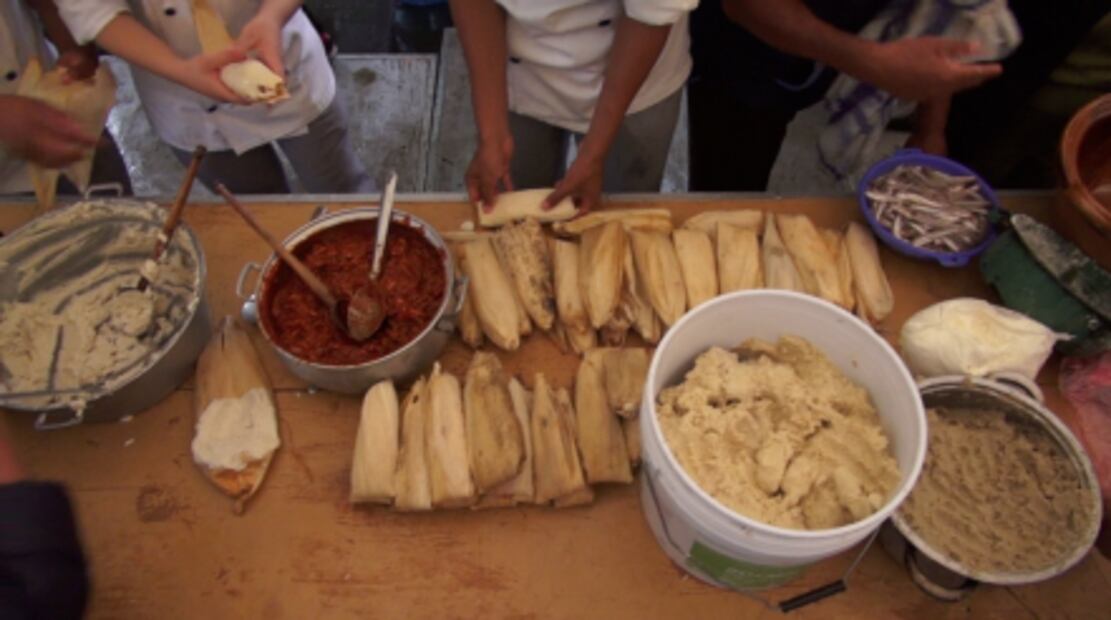 La también tradicional preparación de masa de maíz al vapor pareciera haber dado la idea de que el tamal fue antecedente del pan de muerto, pero los expertos creen que es poco probable. ESPECIAL.