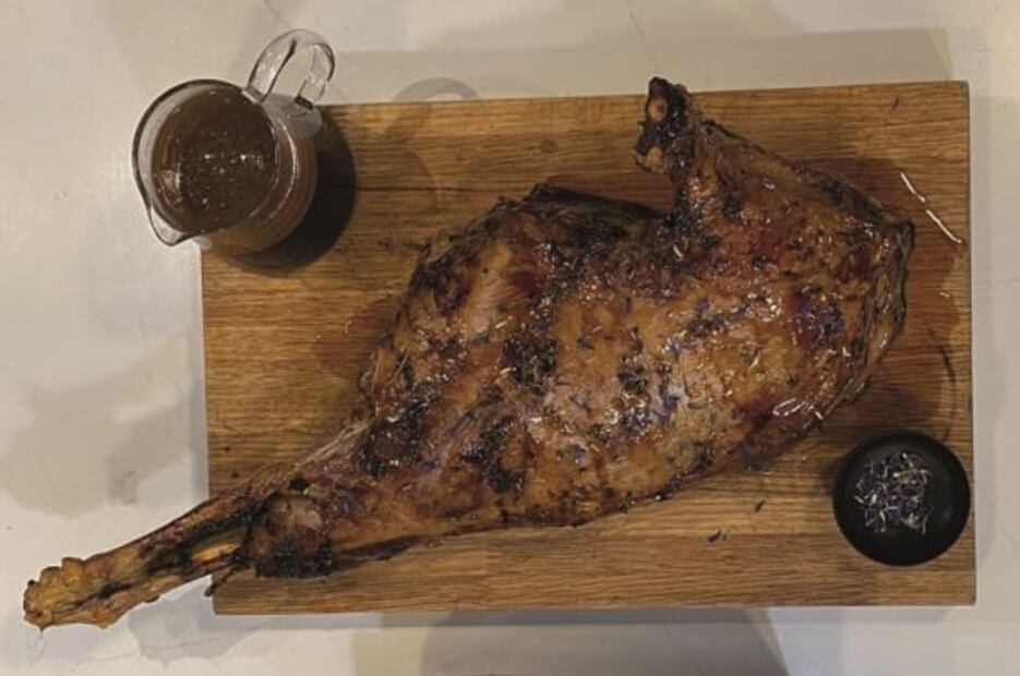 Cordero al vino rosado y especias