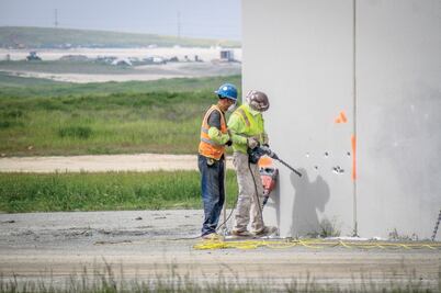 Prototipos del muro de Trump dicen adiós; preparan definitivo