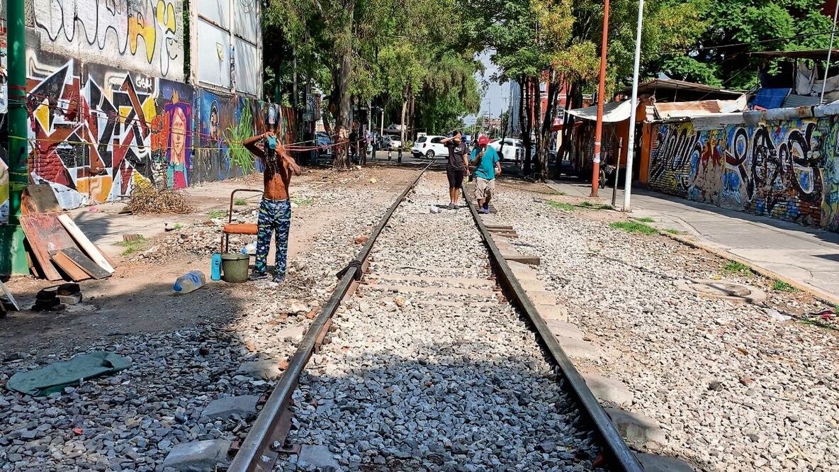Los migrantes ocupan decenas de casas improvisadas sobre las orillas de las vías de la calle Clave y al no dar abasto extendieron el campamento. Foto Especial
