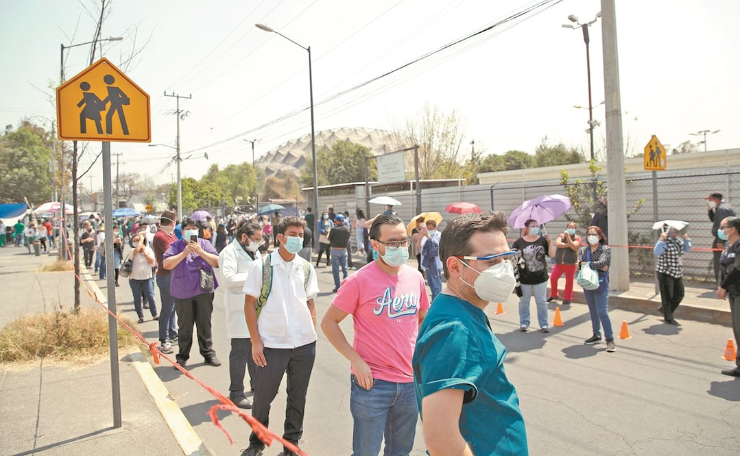 Ayer, los módulos de vacunación en Iztacalco no registraron largas filas de adultos mayores, sino de personal médico de primera línea que no había sido llamado y de atención general que esperaba su turno para recibir la vacuna. Foto: GERMÁN ESPINOSA