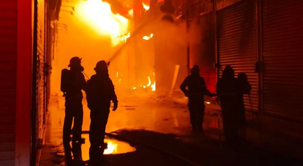 La Coordinación Estatal de Protección Civil informó que atendió un incendio en el complejo comercial conocido como TextiCuitzeo. Foto: Especial