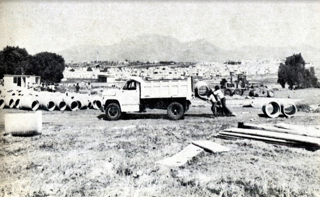 El inicio de las obras para la instalación de las redes del drenaje en Ciudad Cuautitlán Izcalli en el año de 1972. La idea original del enorme proyecto habitacional era de beneficiar en su primera etapa a una población de 152 mil habitantes. Imagen: CIC Ingeniería Civil