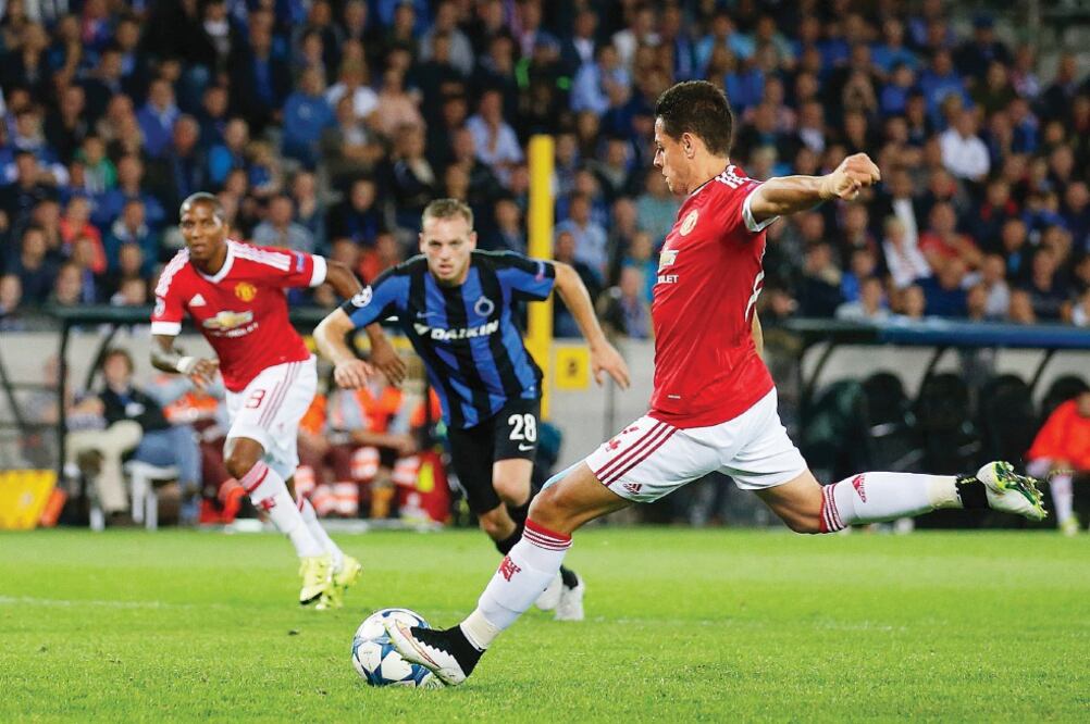 Al momento de cobrar el penalti, Javier Hernández resbaló al apoyar mal el pie, lo que provocó que resbalara, cayera al césped y el balón saliera desviado (CARL RECINE. REUTERS)