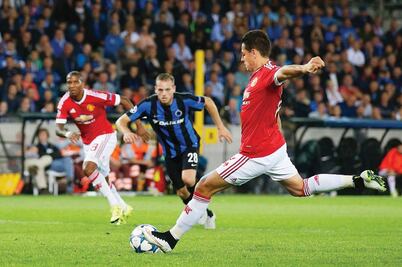 ‘Chicharito’ resbala y provoca risa a Van Gaal