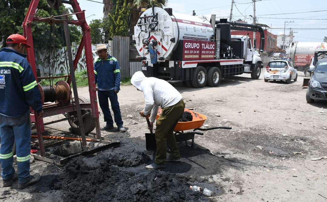 Personal de la CAEM y Protección Civil trabajan para retirar un tapón de basura que se generó en el drenaje profundo, el cual abarca un rango de 120 metros y ocasionó gran parte de los problemas. Foto: Especial