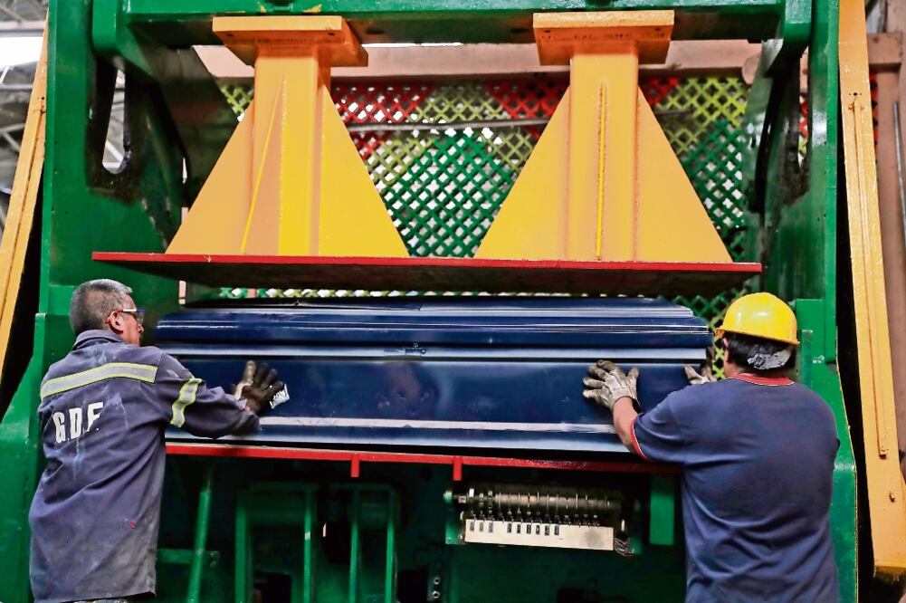 Litomexa cuenta con una prensa que comprime todo tipo de metales y los convierte en chatarra. Jaramillo la puso a disposición de quienes estén interesados en destruir féretros ya utilizados, para evitar su reuso (IVÁN STEPHENS)