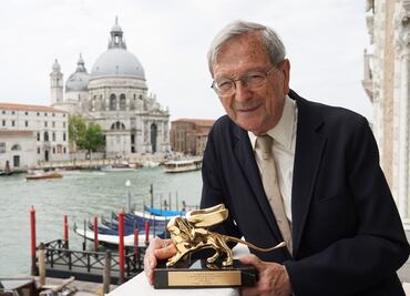 Rafael Moneo recibe "emocionado y feliz" el León de Oro en Venecia