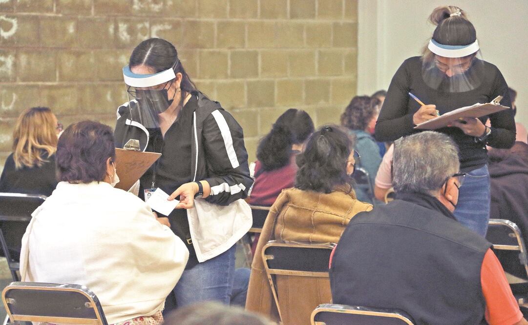 A diferencia de la semana anterior, las personas llegaron con sólo horas de anticipación a la vacunación. Foto: Carlos Zepeda. EL UNIVERSAL
