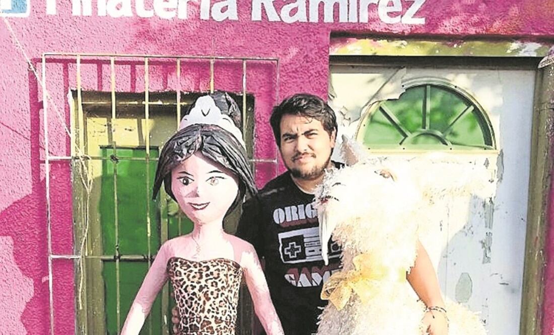 Le llueven pedidos. Dalton Javier Ávalos, famoso por sus piñatas de El Chapo y Trump, ahora creó la figura de la quinceañera Rubí. FOTO: CORTESÍA