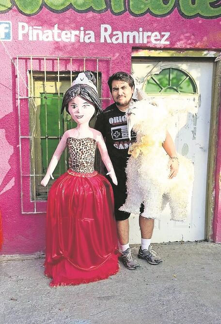 Le llueven pedidos. Dalton Javier Ávalos, famoso por sus piñatas de El Chapo y Trump, ahora creó la figura de la quinceañera Rubí. FOTO: CORTESÍA