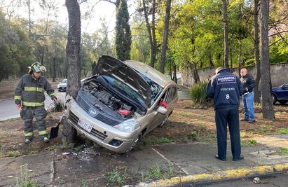 Alerta vial: Auto se estrella contra árbol en la colonia Bosques de las Lomas