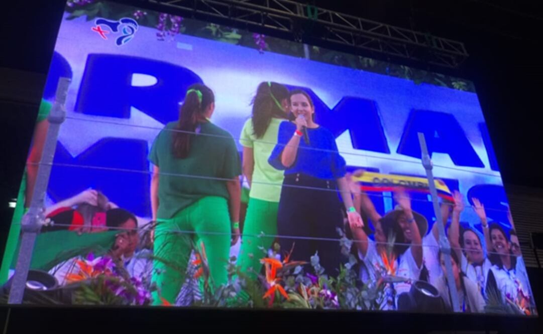La joven mexicana Ana Lucía Reyes Vargas presentó este jueves por la tarde en Panamá al Papa Francisco a dos santos: al indígena mexicano Juan Diego y al papa polaco Juan Pablo II. Foto: Jesús Cerrud