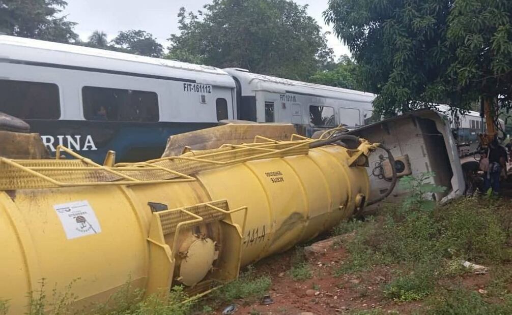 Tráiler impacta al Tren Interoceánico en Chiapas al intentar ganarle el paso; no reportan pasajeros heridos. Foto: Especial