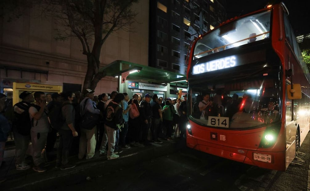 Después de la suspensión del servicio del tramo La Raza-Balderas de la Línea 3 del Metro de la Ciudad de México, usuarios cambiaron de transporte público, como al Metrobús. Foto: Osmar Alvarado / EL UNIVERSAL