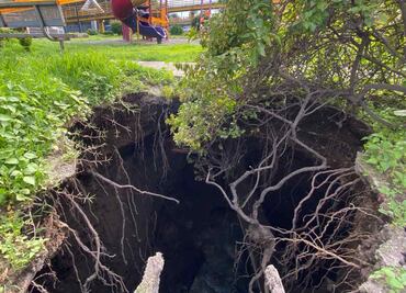 Socavón en parque de Iztacalco alarma a vecinos; hundimiento tiene 10 metros de profundidad
