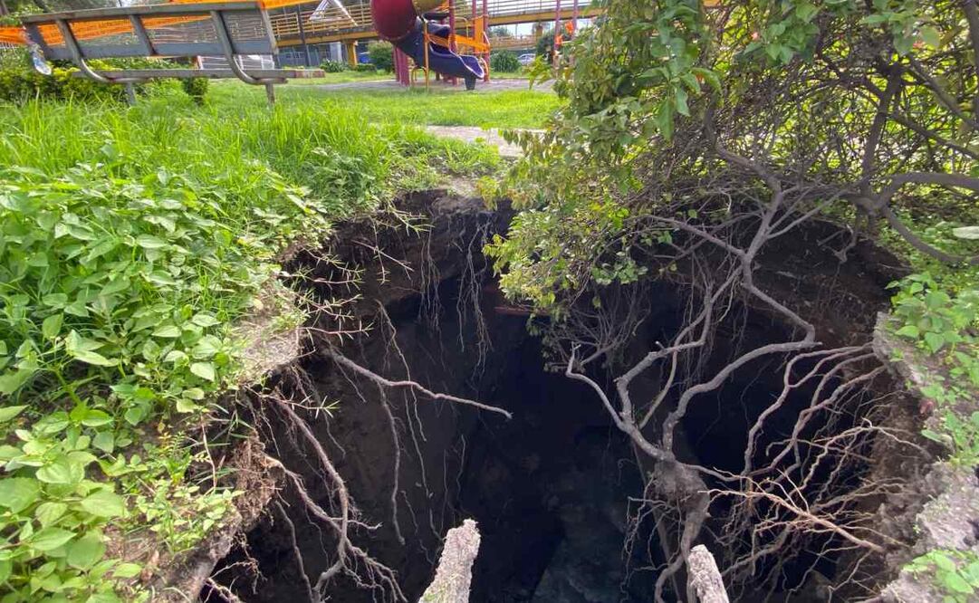 Socavón en parque de Iztacalco crea alarma entre vecinos (03/07/2025). Foto: Juan Carlos Williams / EL UNIVERSAL