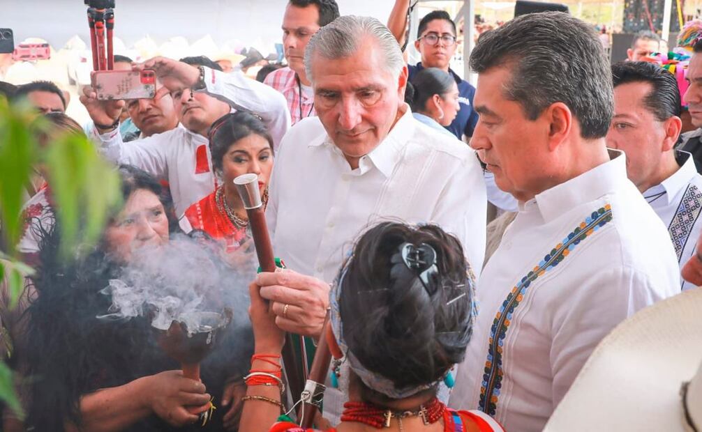 Adán Augusto López en convivencia con productores de café en Chiapas. Foto: Especial