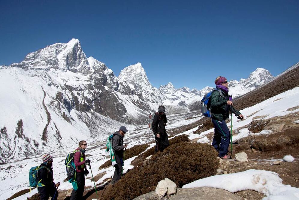 "Los trabajos (para reparar) la cascada de hielo llevarían al menos dos semanas. Dado el poco tiempo que tenemos antes de la subida de las temperaturas y la llegada del monzón que dificulta la subida al Everest, parece imposible que la ruta pueda preparar