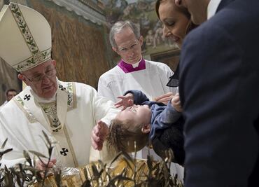 Papa bautiza a 26 niños en la Capilla Sixtina