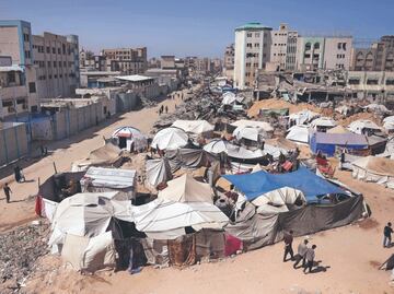 Israel lanza ayuda aérea a la Franja de Gaza; utilizan paracaídas para enviar harina, azúcar y enlatados