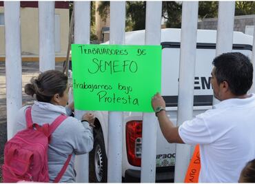 Protestan trabajadores del Semefo en Chilpancingo; acusan hostigamiento laboral, falta de insumos y condiciones insalubres