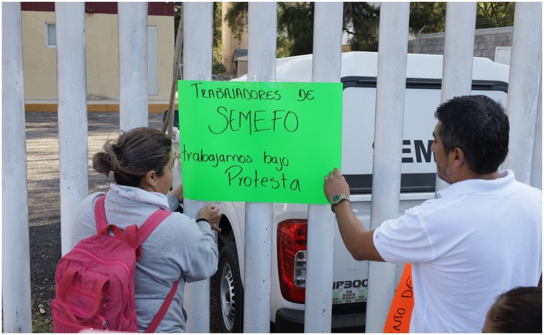 Protesta de trabajadores del Semefo en Chilpancingo, Guerrero afuera de las instalaciones para exigir la destitución del director César Manuel Espinoza Suastegui (24/01/2025). Foto: Cortesía / Óscar Guerrero