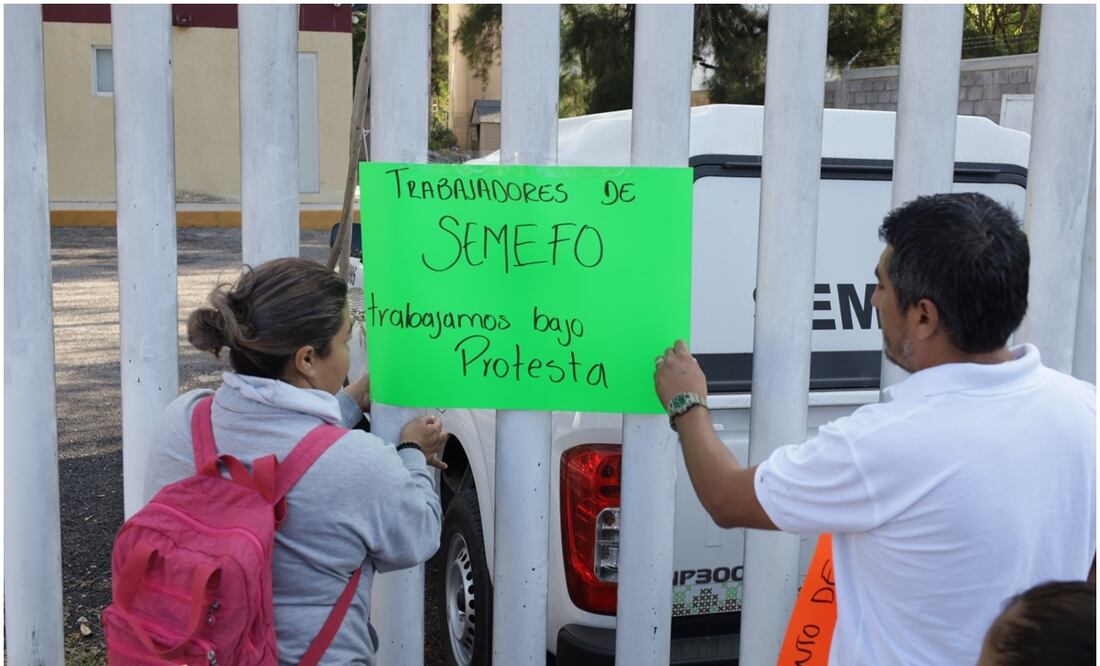 Protesta de trabajadores del Semefo en Chilpancingo, Guerrero afuera de las instalaciones para exigir la destitución del director César Manuel Espinoza Suastegui (24/01/2025). Foto: Cortesía / Óscar Guerrero