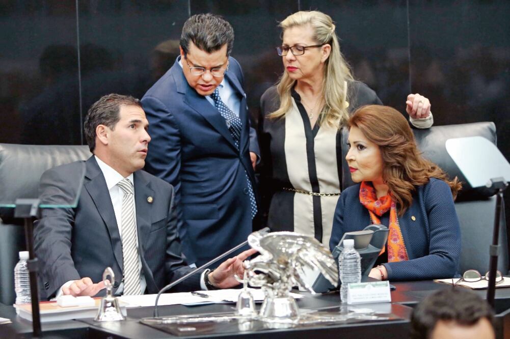 El presidente de la Comisión Permanente, Pablo Escudero (izq.), dio lectura a un pronunciamiento sobre las elecciones en el que se pide participar en el marco de la ley a las autoridades federales, estatales y partidos (SENADO)