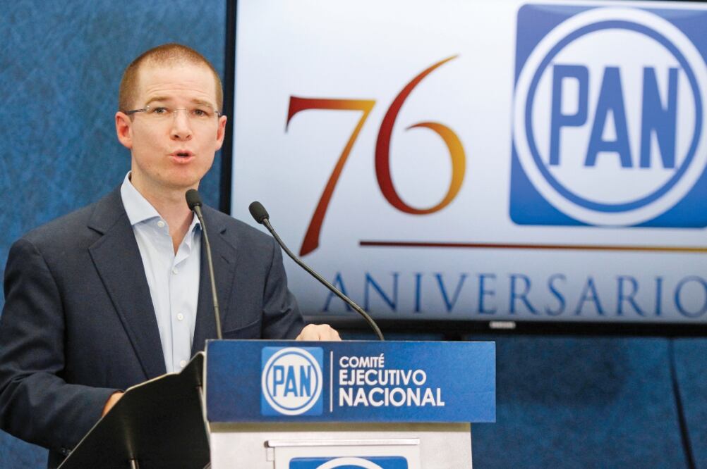 Anaya ofreció una conferencia luego de montar una guardia en el busto de Manuel Gómez Morín, por el 76 aniversario del PAN que se cumple mañana (ARIEL OJEDA. EL UNIVERSAL)